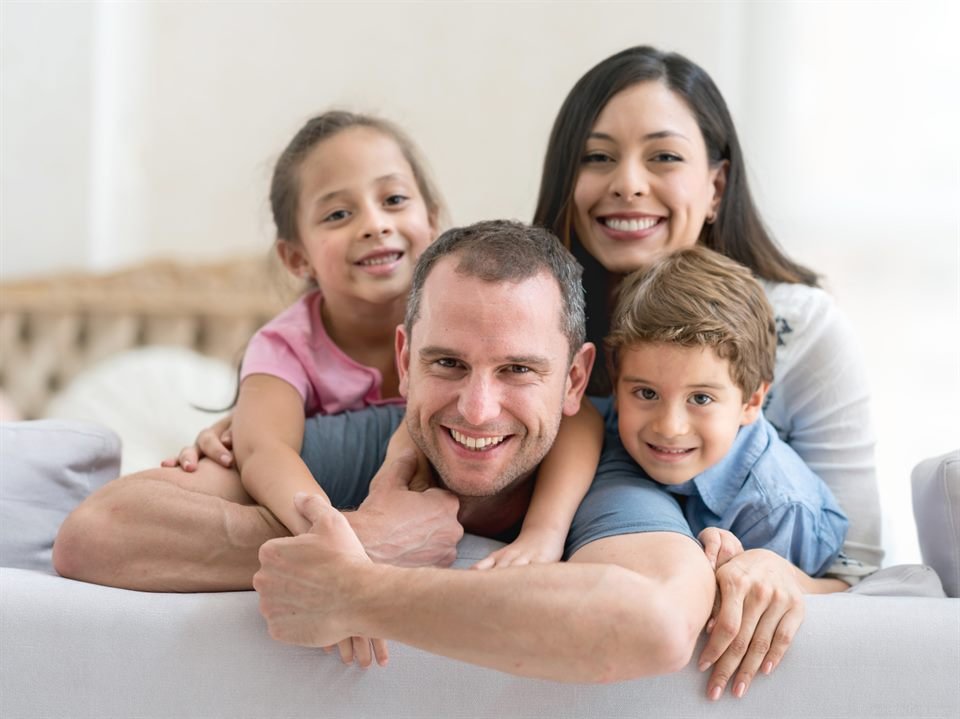 Família reunida em casa, sorrindo